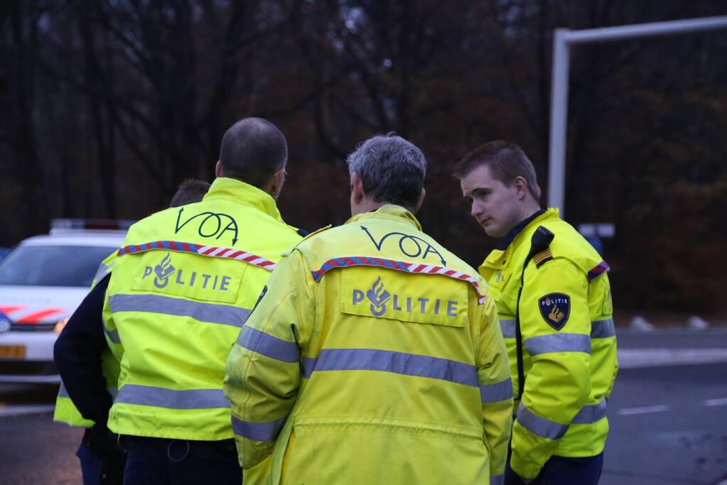 Automobiliste rijdt bedrijfspand binnen