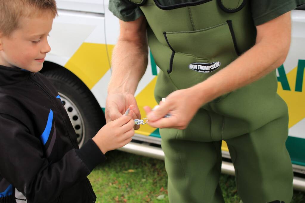 Jeugd helpt dierenambulance met redden van eend