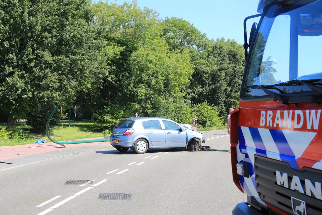 Auto vliegt uit de bocht ramt lantaarnpaal; bestuurder aangehouden