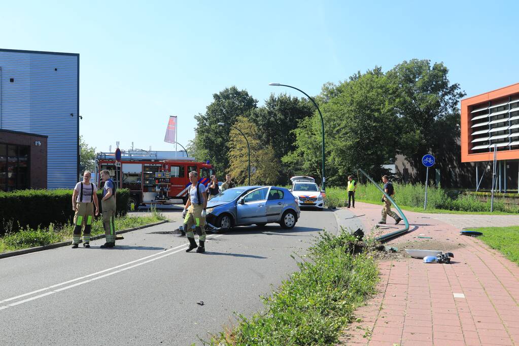 Auto vliegt uit de bocht ramt lantaarnpaal; bestuurder aangehouden