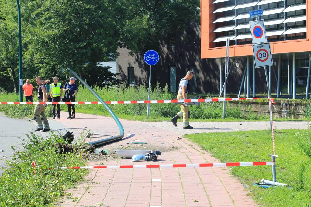 Auto vliegt uit de bocht ramt lantaarnpaal; bestuurder aangehouden