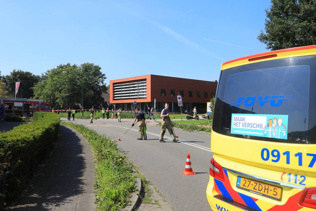 Auto vliegt uit de bocht ramt lantaarnpaal; bestuurder aangehouden