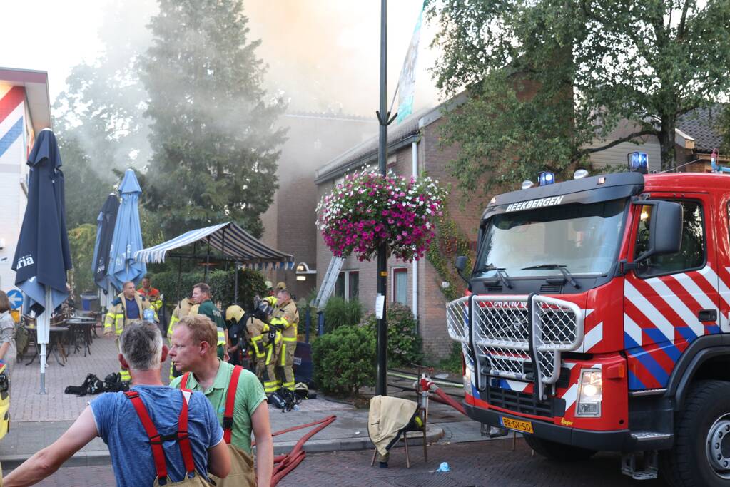 Personen vermist bij flinke brand in pand Leger des Heils