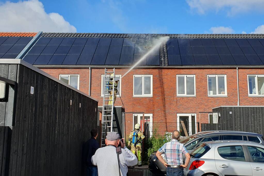 Zonnepanelen op dak in brand