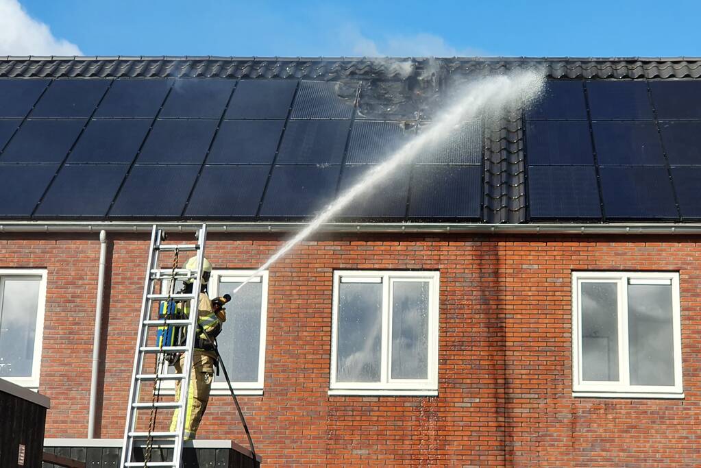 Zonnepanelen op dak in brand