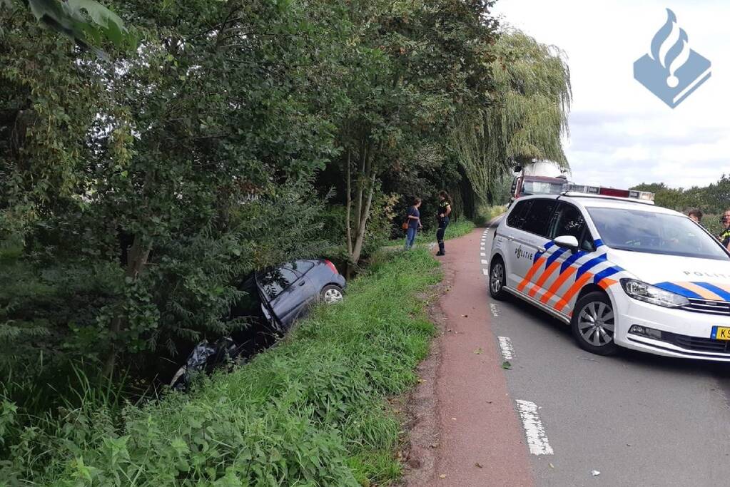 Auto botst met bestelbus en belandt in bosschage