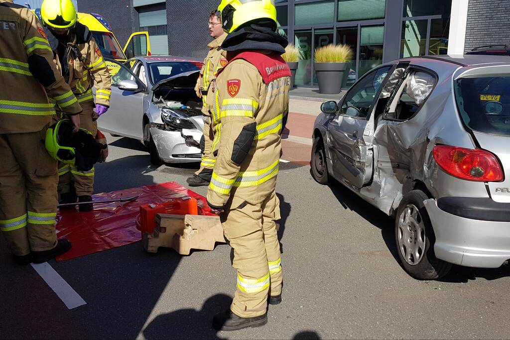 Auto botst vol in zijkant van andere auto