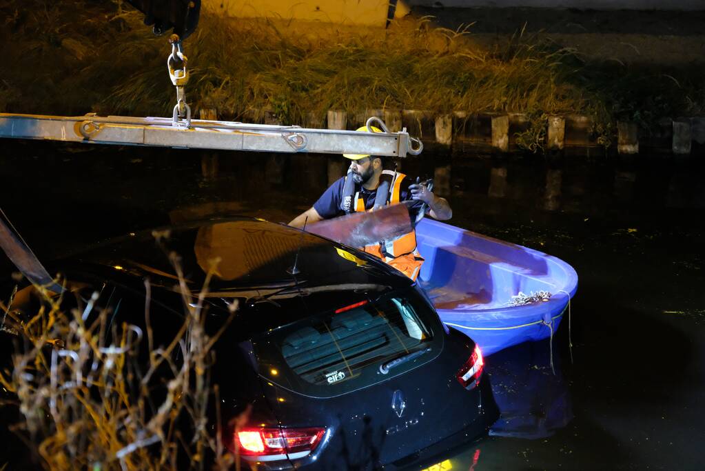 Auto belandt te water na aanrijding, een aanhouding