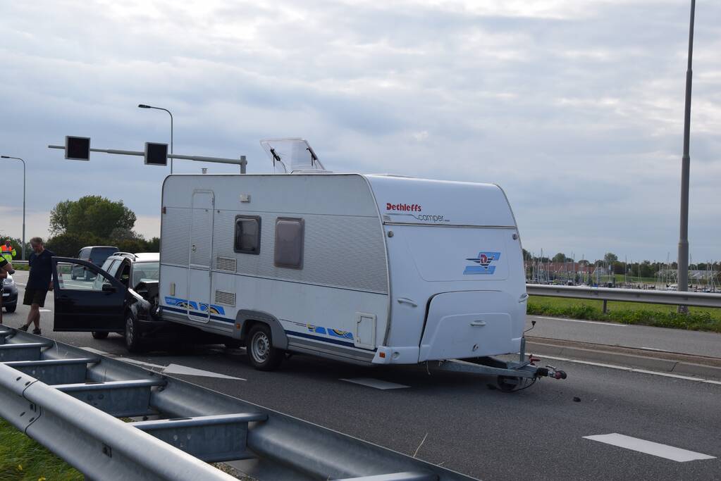 Auto botst op caravan, en breekt los