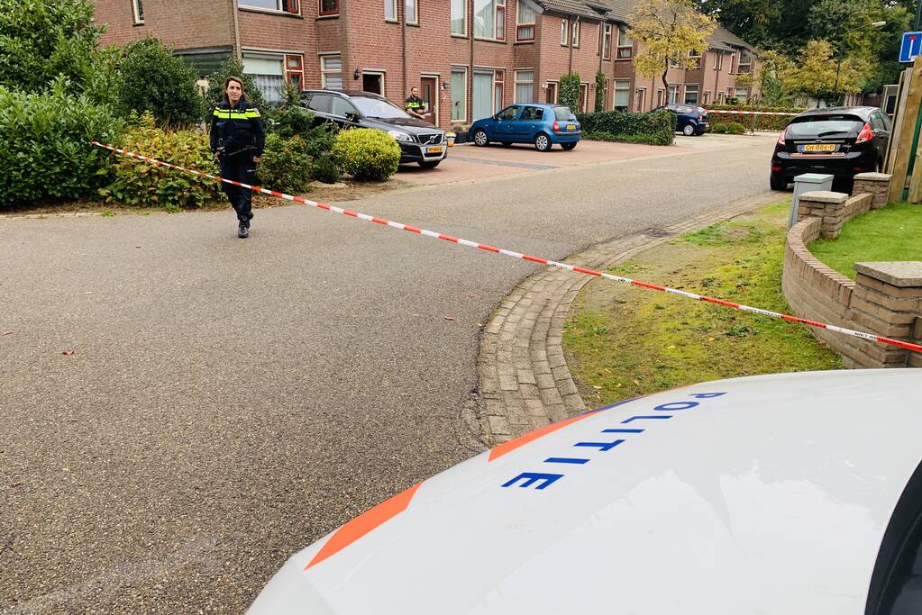 Vrouw zwaargewond na steekpartij voor woning