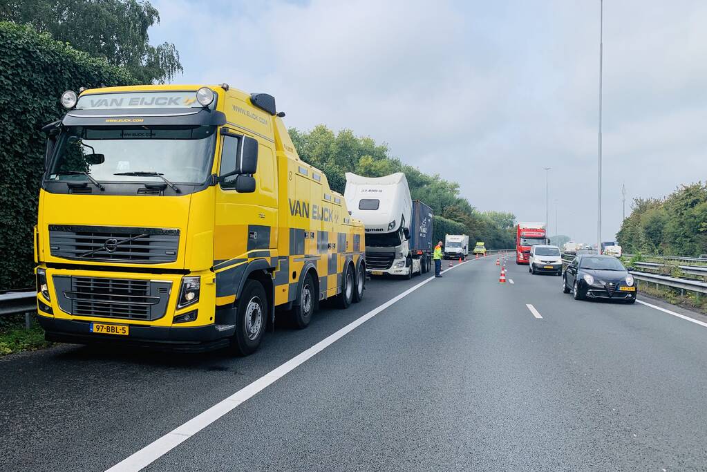 Vrachtwagen met pech zorgt voor lange file