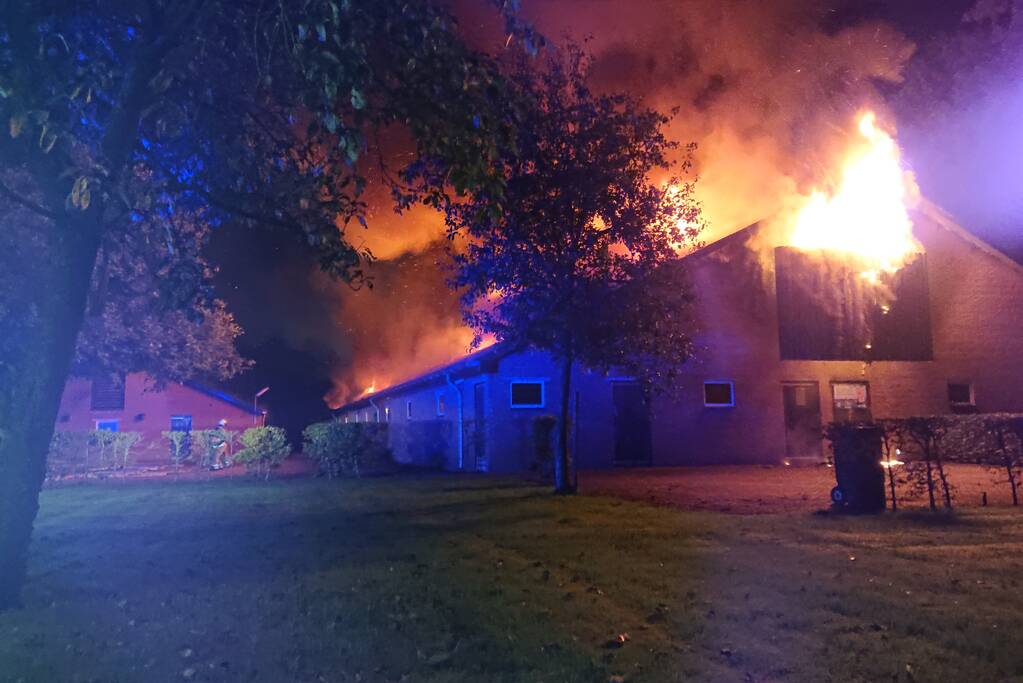 Zeer grote brand in schuur bij boerderij