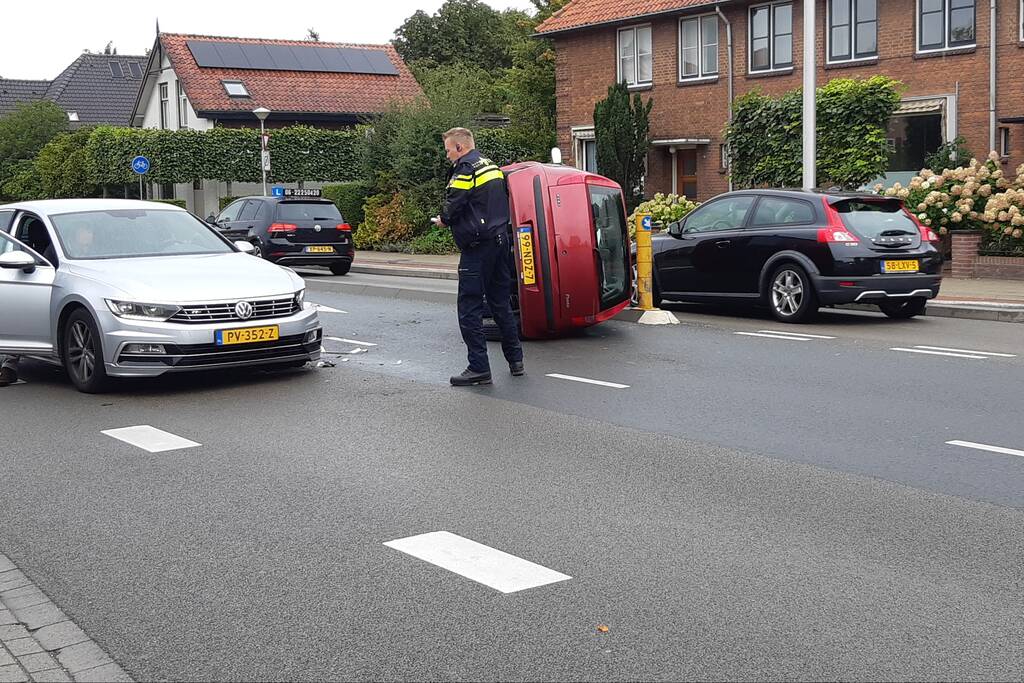 Auto op zijn kant na ongeval