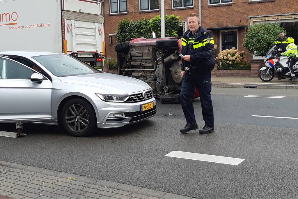 Auto op zijn kant na ongeval