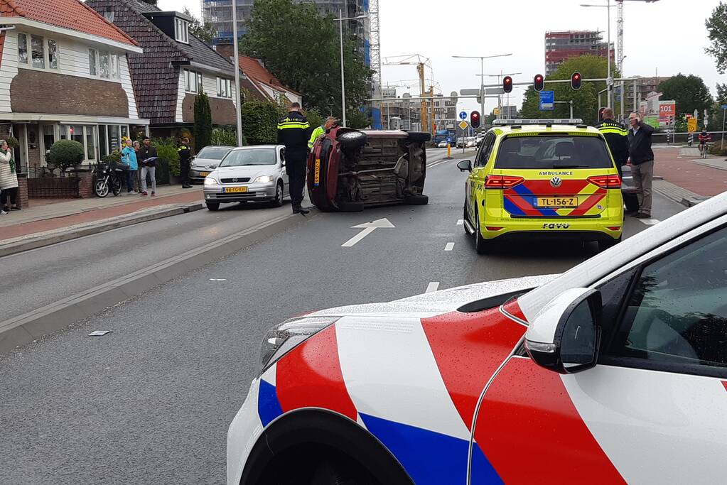 Auto op zijn kant na ongeval