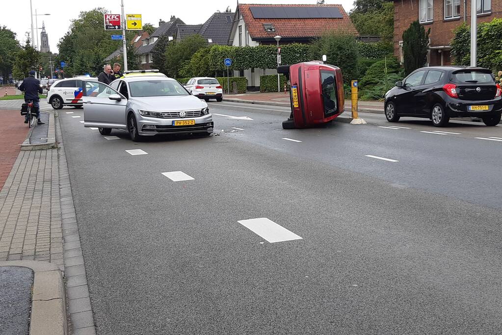 Auto op zijn kant na ongeval