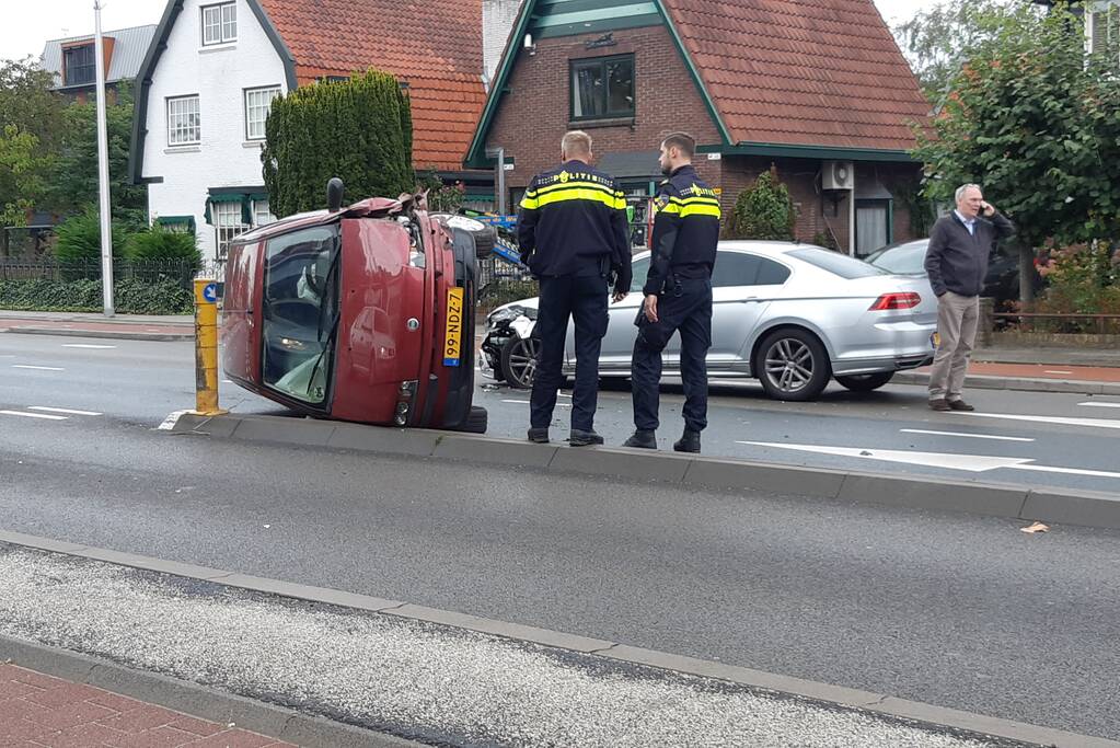 Auto op zijn kant na ongeval