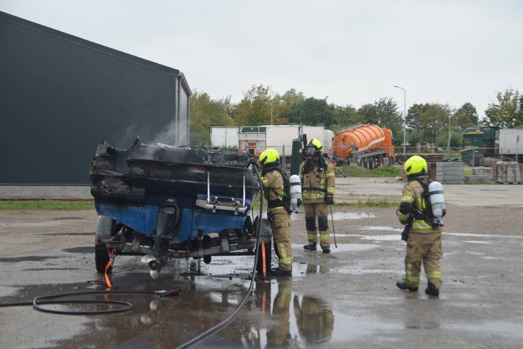 Motorboot in garage verwoest door brand