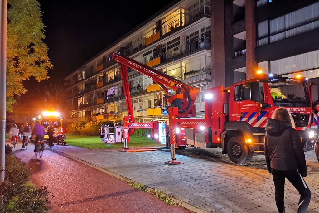 Brandweer haalt gewond slachtoffer uit flat