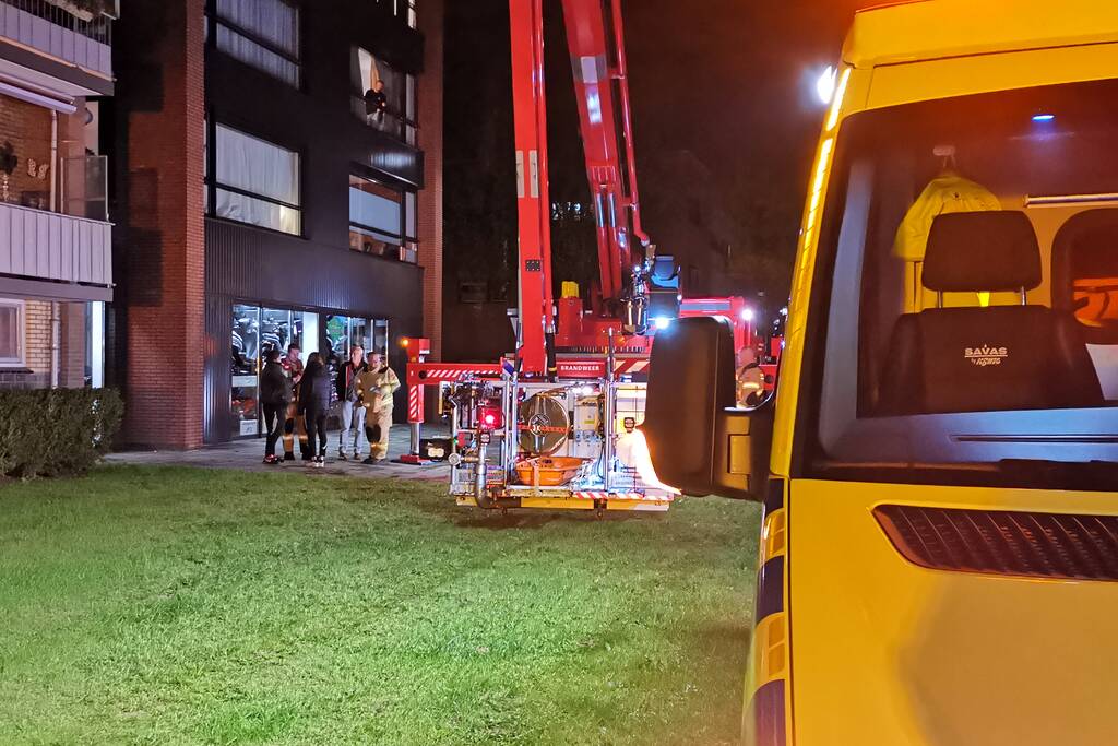 Brandweer haalt gewond slachtoffer uit flat