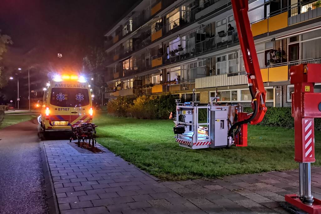 Brandweer haalt gewond slachtoffer uit flat