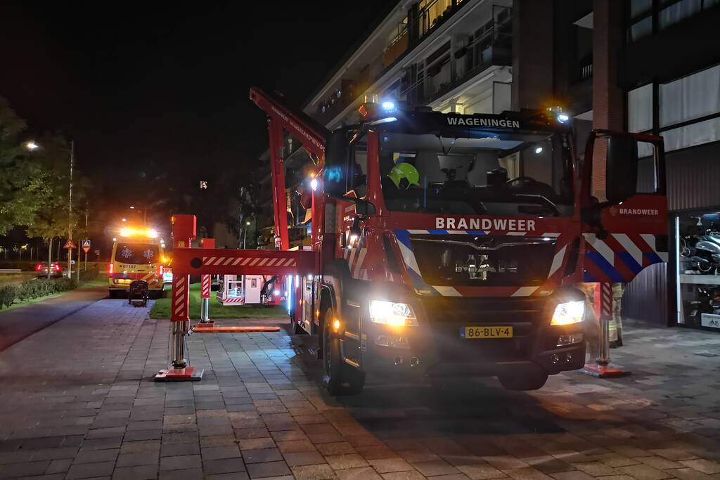 Brandweer haalt gewond slachtoffer uit flat