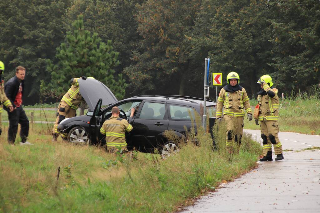 Auto vliegt uit de bocht, bestuurder raakt gewond