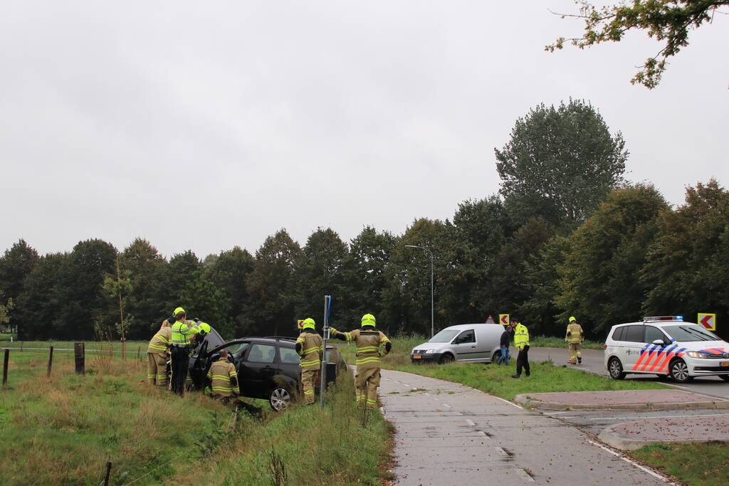 Auto vliegt uit de bocht, bestuurder raakt gewond