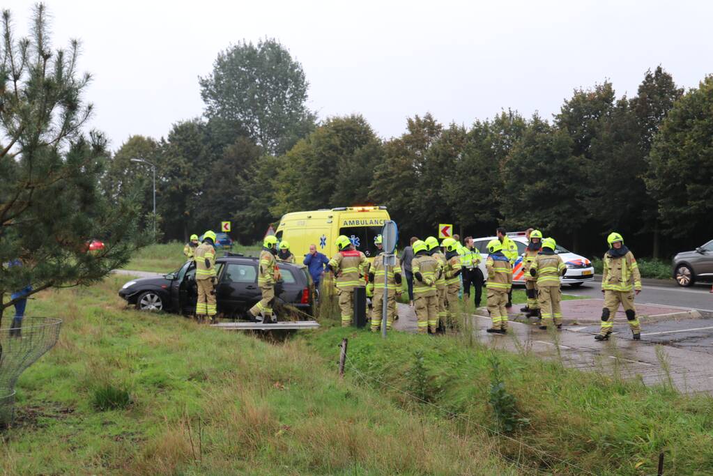 Auto vliegt uit de bocht, bestuurder raakt gewond