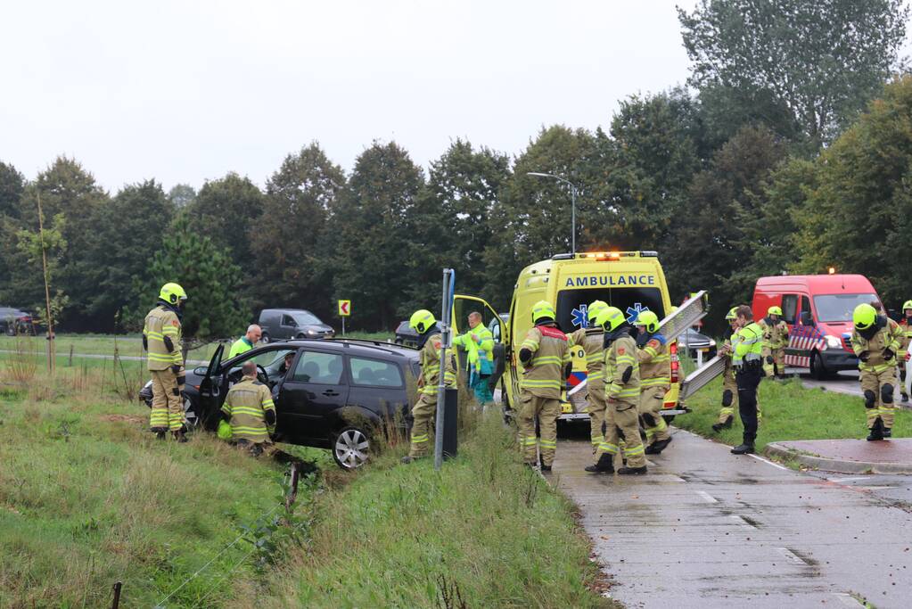 Auto vliegt uit de bocht, bestuurder raakt gewond