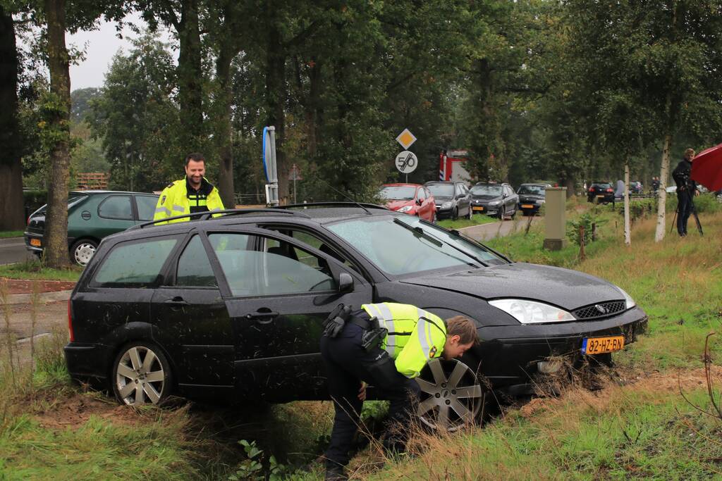 Auto vliegt uit de bocht, bestuurder raakt gewond