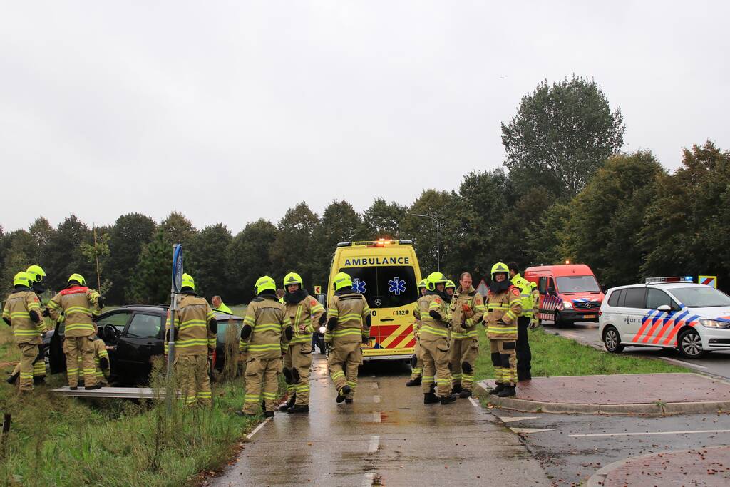 Auto vliegt uit de bocht, bestuurder raakt gewond