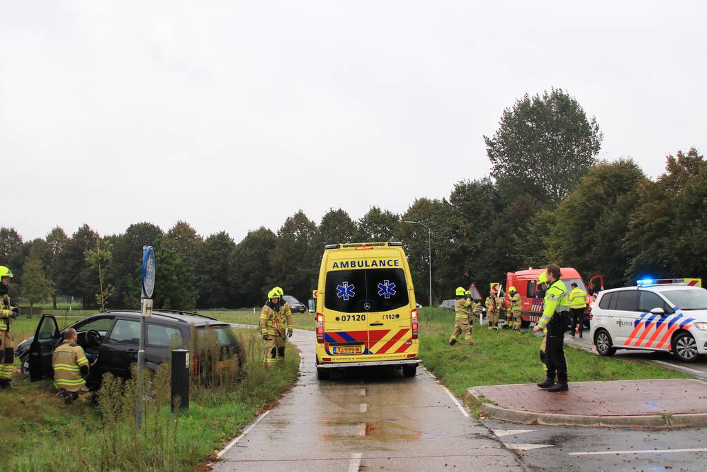 Auto vliegt uit de bocht, bestuurder raakt gewond