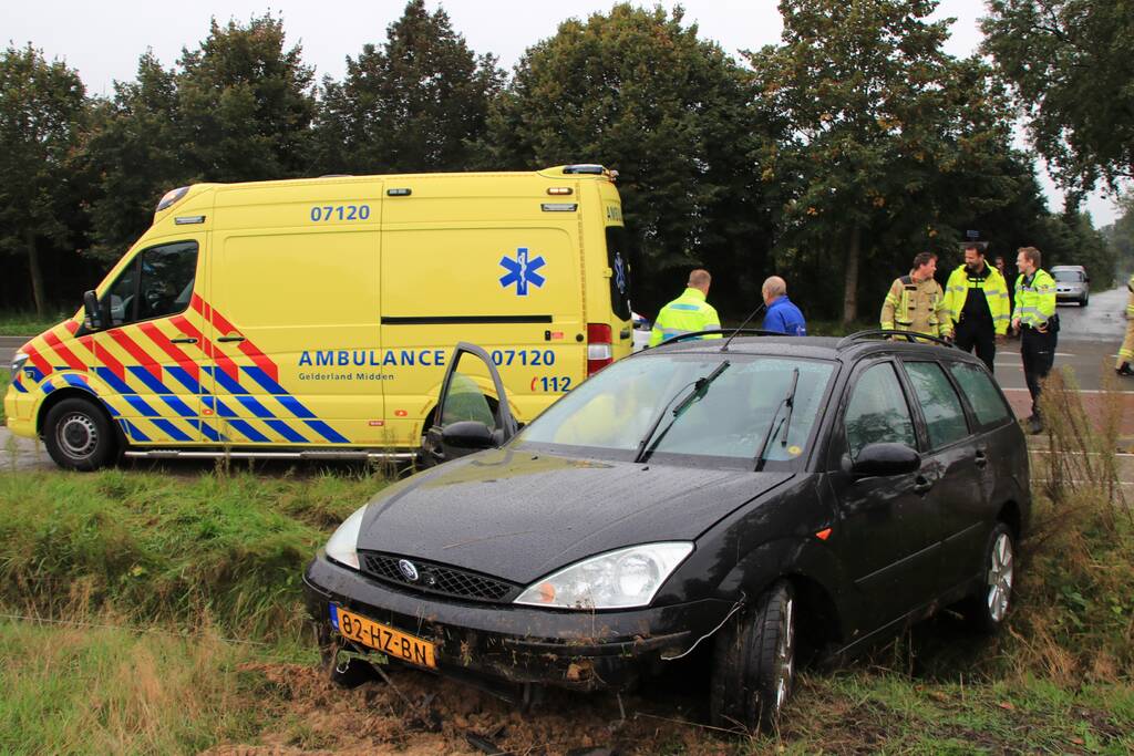 Auto vliegt uit de bocht, bestuurder raakt gewond