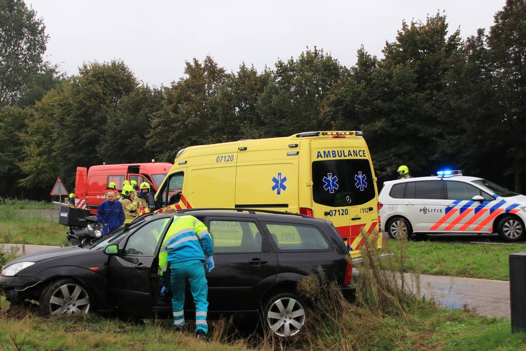 Auto vliegt uit de bocht, bestuurder raakt gewond