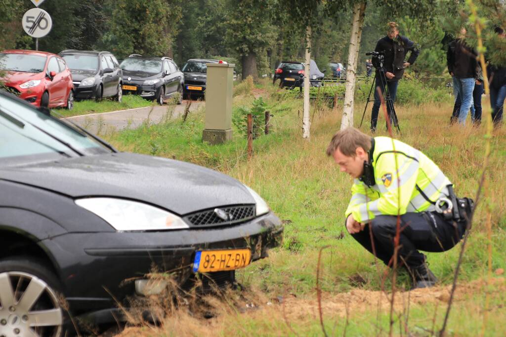 Auto vliegt uit de bocht, bestuurder raakt gewond