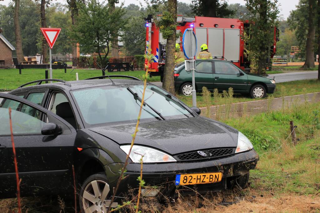 Auto vliegt uit de bocht, bestuurder raakt gewond