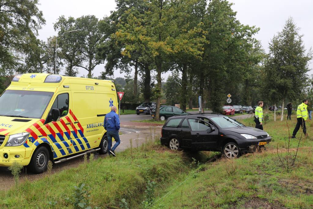 Auto vliegt uit de bocht, bestuurder raakt gewond