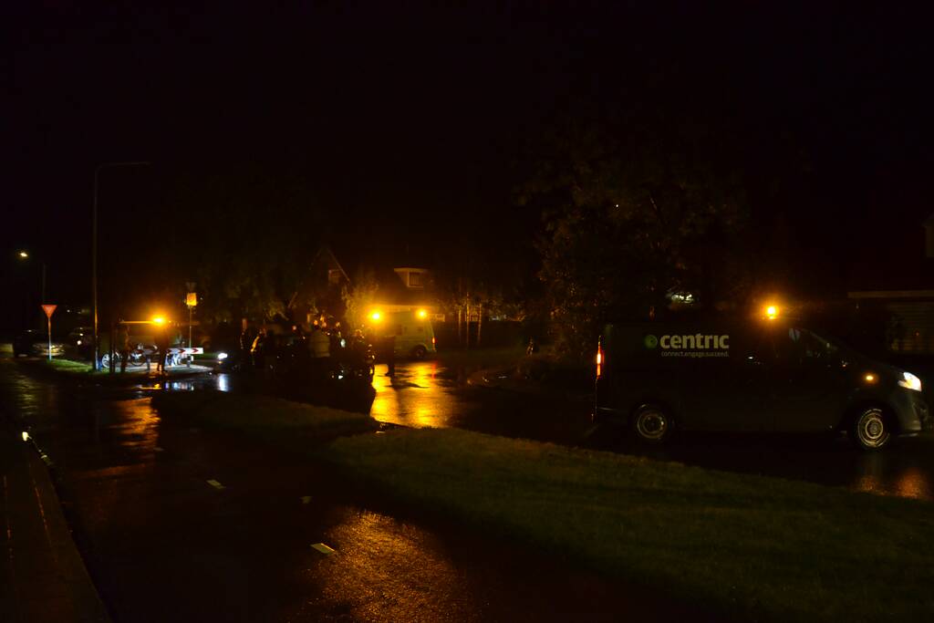 Auto rijdt in flank van andere auto