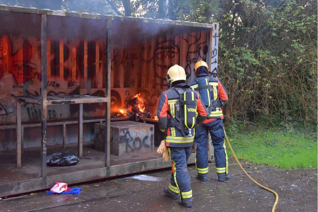 Afval brand in jongeren container