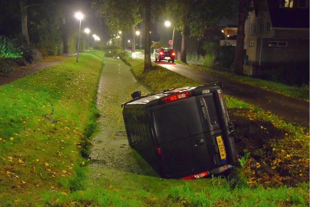 Bus belandt in sloot, bestuurder spoorloos