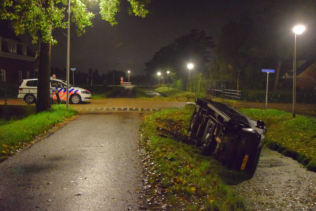 Bus belandt in sloot, bestuurder spoorloos