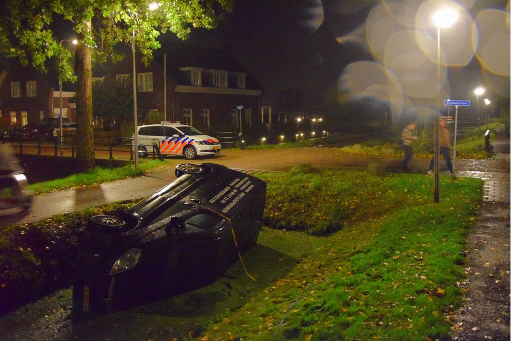 Bus belandt in sloot, bestuurder spoorloos