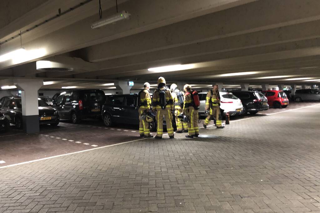 Rokende auto in parkeergarage