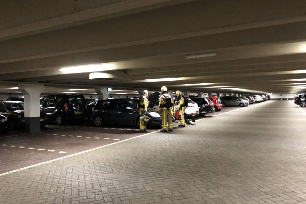 Rokende auto in parkeergarage