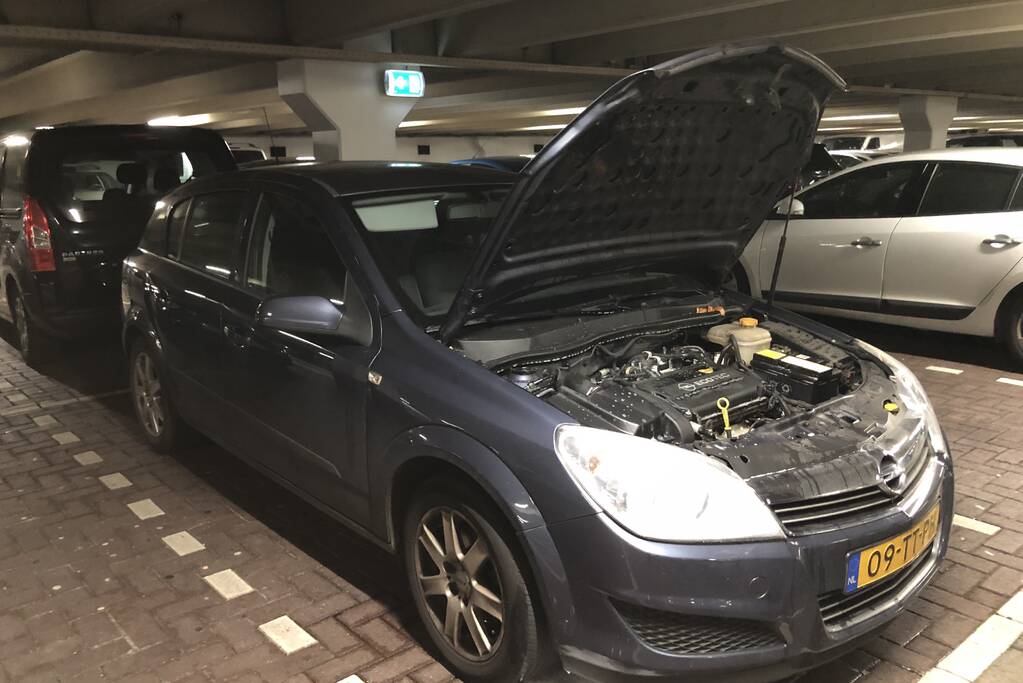 Rokende auto in parkeergarage