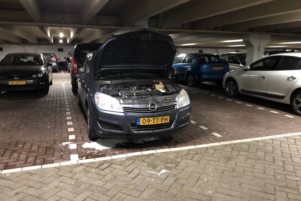 Rokende auto in parkeergarage