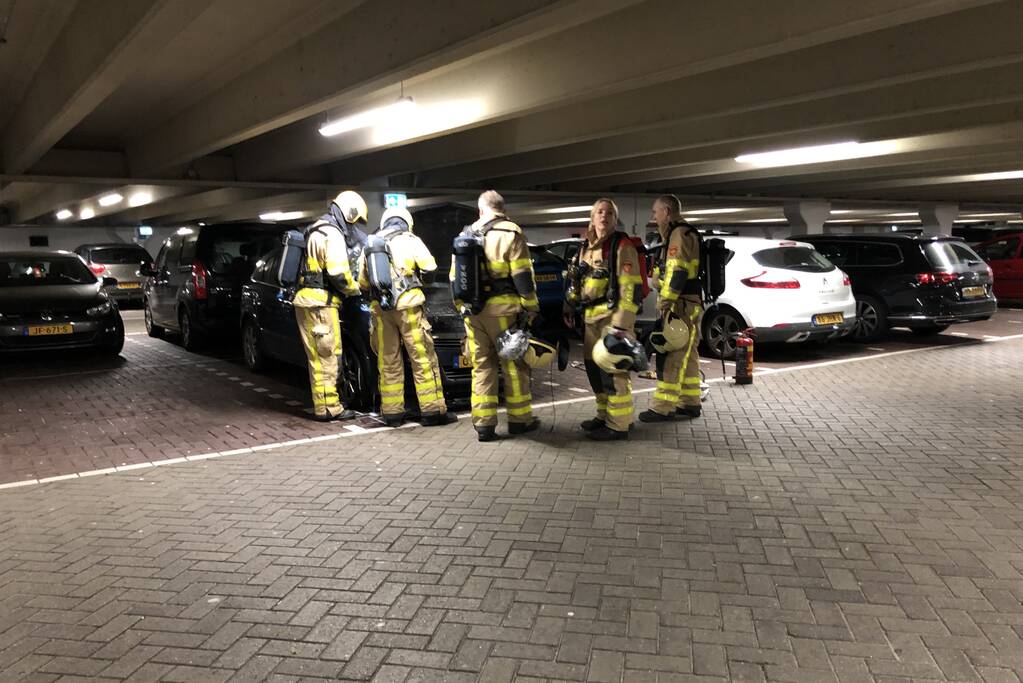 Rokende auto in parkeergarage