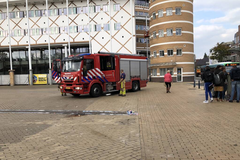 Rokende auto in parkeergarage