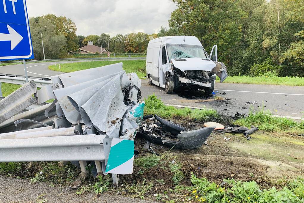 Bestelbus botst frontaal op RIMOB